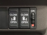 【両側パワースライドドア】両側がパワースライドドアになっており、運転席のスイッチやスマートキーでも開閉が可能です!開口部も広いので乗り降りも楽々♪