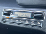 【オートエアコン】一度お好みの温度に設定すれば、車内の温度を検知し風量や温度を自動で調整。暑い&hellip;寒い&hellip;と何度もスイッチ操作をする必要はありません。快適な車内空間には必須の機能ですね♪