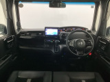 【前方視界】開放的な前方視界!運転がしやすく疲れにくいです♪窓が大きく、見通しがとっても良いおクルマですよ♪