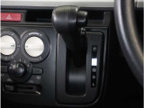 【シフトレバー】シフトもとても操作しやすいデザインになっております。運転する人の事を第一に考えた操作性の高い仕様です。