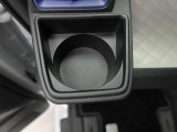 カップホルダーは運転席や助手席からちょうど手の届く位置です!!