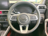 インテリアに合わせたデザインのステアリングは、運転される方のことも考え、運転しやすい形状、大きさです。是非一度、実際に触ってお確かめください。