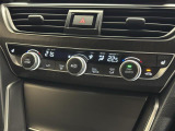 【左右独立オートエアコン】左右独立型、いわゆるデュアルエアコンです。運転席と助手席でそれぞれお好みの温度を設定可能です。