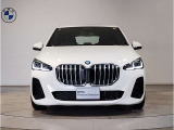 【BMWの伝統】BMWの特徴的な&ldquo;キドニーグリル&rdquo;は、80年以上続く伝統の形でございます。変わらないこだわりのデザインが、プレミアムブランド&ldquo;BMW&rdquo;を創り出します。