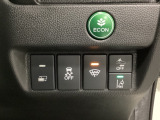 Hondaセンシング用の、VSA(ABS+TCS+横滑り抑制)解除と路外逸脱抑制機能のオンオフスイッチなどはハンドルの右側に装備しています。燃費に役立つECONボタンもここです。