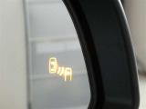 【ブラインドスポットモニター】車両左右後方からの接近車両を検知してドアミラー部のランプでお知らせします。