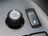 日本の駐車場は幅が広くないところが多くて、乗り降りが大変だったりしますよね。電動ミラーがあれば、室内でミラーをたためるので、駐車するときも便利ですね。