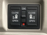 【両側パワースライドドア】両側がパワースライドドアになっており、運転席のスイッチやスマートキーでも開閉が可能です!開口部も広いので乗り降りも楽々♪