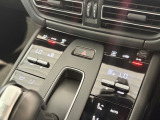 車両はすべて屋内にて保管しておりますので、綺麗な状態のお車をご覧いただけます。