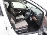 運転席に上下アジャスターがついていて、座ったままで自分にちょうどいいポジションに調整することができます。