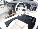 適度な包まれ感がありながらも見晴らしの良いインテリア 大型センターディスプレイは運転席側に向けられており、操作感や視認性も良好です