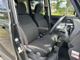 運転席も広く女性はもちろん背の高い男性でも窮屈ではないと思います☆