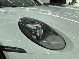 水平対向6気筒2,981cc24バルブツインターボ 385ps/6500rpm 45.9kgm/1950〜5000rpm 8速PDK 8.5Jx20/11.5Jx21 245/35ZR20 305/30ZR21 スポーツステアリング スポーツシート 360カメラ パークアシスト