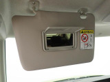 運転席、助手席のサンバイザーの裏にはバニティミラーが装備、身だしなみに役立ちます。