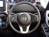 ハンドル左側にはオーディオ操作が出来るオーディオリモートコントロールスイッチ、右側にはHonda SENSINGとオートクルーズコントロールのスイッチを装備!