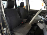 【清潔感のある運転席&助手席】隅々までクリーニングの行き届いた運転席&助手席。目立ったシミや汚れ等もございません。快適なドライブをどうぞ。