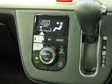 オートエアコンを装備しておりますので、四季を通じて車内を快適な温度に保つことが出来ます!高級感が有りますね!