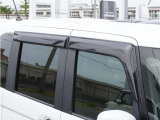 【ドアバイザー】雨の日に少しだけ窓を開けたい。そんな時に便利なドアバイザー付です。