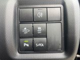 【スマートアシスト】走行中に前方の車両等を認識し、衝突しそうな時は警報とブレーキで衝突回避と被害軽減をアシスト。より安全にドライブをお楽しみいただけます。