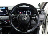 運転中もハンドルでの操作が可能です。特に高速道路等の目が離せない運転時には、便利さだけでなく、安全性も兼ね備えております。