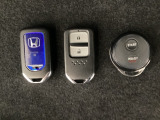 スマートキーを装備しています。鍵を差し込むことなくドアロックの開け閉めと、スタートボタン操作でのエンジンスタートができます。加えて、純正リモコンエンジンスターター用の操作キーもついています。