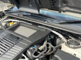 【STIタワーバー】お車の剛性を高めるタワーバーを装備。よりスムーズなコーナリング走行が可能となり、走りも楽しめます。