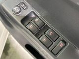 【電動格納ミラー】サイドミラーは電動格納式となっており、狭い駐車場でもキズがつくリスクを抑えられます。