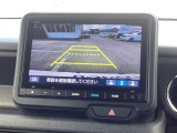 後退時に車両の後ろ側をモニター画面に表示します。車庫入れが苦手な人もこれで安心♪