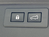 【パワーバックドア】スマートキーや運転席のボタンを押すだけでリアゲートが自動で開閉します!荷物を持っている時や、高い位置にあるバックドアを閉める際に便利な機能です♪