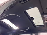 【サンルーフ】ボタンひとつで開閉可能!開放感たっぷりのサンルーフが装着されています!車内に明かりを取り入れたり景色を楽しむ以外にも、よどみがちな車内の空気も簡単に換気できて快適です!