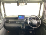 運転席は、大きな座面と包み込むような背もたれがドライバーの身体全体をしっかり支えます。上質なシート素材と座り心地のよいクッションを採用し、長時間の運転やコーナーの多い道も快適です