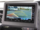 【バックカメラ】駐車が苦手な方でも安心してお乗りいただけます。リバース連動で画面が切り替わるのでとっても便利です。