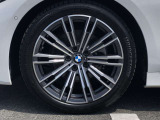 BMW純正18インチホイール。洗練されたデザインで、足元の個性を引き立てます。