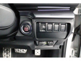キーレスアクセス&プッシュスタート。アクセスキーを携帯して運転席か助手席のドアハンドルの内側に触れるだけで開錠 ドアハンドルのセンサーに触れて施錠
