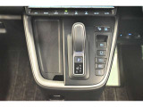 ハイブリッドカーですが運転操作は普通の車と変わりませんのでご安心ください。操作方法はスタッフが説明いたしますのでお気軽にご質問ください