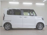 リアには左右スライドドアを採用。狭い駐車場でも開閉しやすく、強風の日でもドアが煽られにくくなっております。小さなお子さまやご年配の方も安心して乗り降りできます。