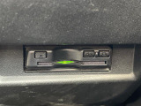 【ETC】有料道路を利用する際に料金所で停止することなく通過できる、ETC車載器(ノンストップ自動料金収受システム機器)が装備されています。セットアップを行うことで利用可能になります。