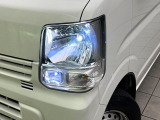 【LEDヘッドライト】悪天候や夜間走行時も良好な視界を確保し安心して運転できる高輝度LEDヘッドライトを装備!点灯速度が早く、消費電力も抑えられています。