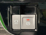 指先だけで簡単に操作が可能な電動パーキングブレーキを採用。「HOLD」スイッチを押すと、渋滞や信号待ちなどでブレーキペダルから足を離しても、ブレーキを保持するので安心です