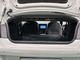 トランクスペースは、リアシートの背もたれを倒せば長モノを入れることも可能ですよ!