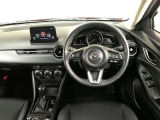 【運転席インテリアデザイン】左右対称のインテリアデザインでドライバーを包み込み運転に集中できるように設計されています。