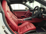 水平対向6気筒2,981cc24バルブツインターボ 385ps/6500rpm 45.9kgm/1950〜5000rpm 8速PDK 8.5Jx20/11.5Jx21 245/35ZR20 305/30ZR21 スポーツステアリング スポーツシート 360カメラ パークアシスト