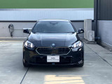 【BMWの伝統】BMWの特徴的な&ldquo;キドニーグリル&rdquo;は、80年以上続く伝統の形でございます。変わらないこだわりのデザインが、プレミアムブランド&ldquo;BMW&rdquo;を創り出します。