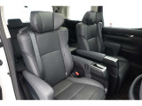 運転席にはパワーシートが付いております。パワーシートは指先1つで操作出来るためチカラの弱い女性の方でもシートに座ったまま操作出来ます♪