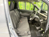 運転席まわりには十分なスペースがあり、大柄な方でもゆったり運転していただける環境です。
