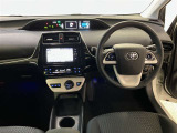 運転席は見やすく整理され、ナビも美しく装着され操作性にも優れています!