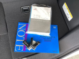 メンテナンスノート【整備記録簿】、取説も揃っています。スマートキーはバッグなどにしまったままボタン操作でエンジンの始動・停止ができて大変便利です。