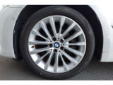 【BMWアロイホイール】軽量かつ強度に拘ったアロイホイール。走行性能ポテンシャルを引き出す設計。タイヤのサイドウォールが強化されたランフラットタイヤは、パンク時にタイヤがつぶれてもリムから外れません。