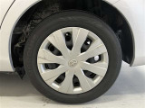 タイヤサイズは175/65R15!納車前点検時に当社指定の新品タイヤに交換いたします!ホイールキャップ部分に擦り傷箇所あり。