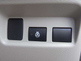 寒い日に、スイッチONで冷えた手も温まるステアリングヒーター。冬の運転の快適性に貢献します。寒冷地仕様でドアミラーもヒーター付きです。